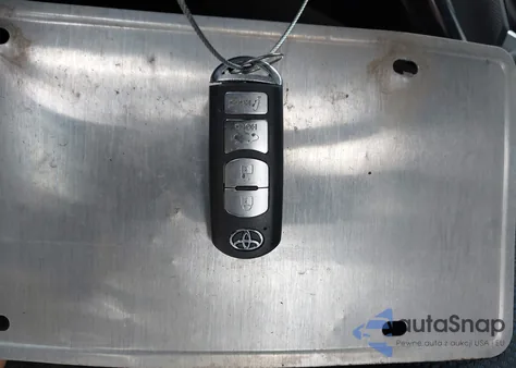 2018 Toyota Yaris Ia из США, поврежденный, VIN 3MYDLBYV8JY320387